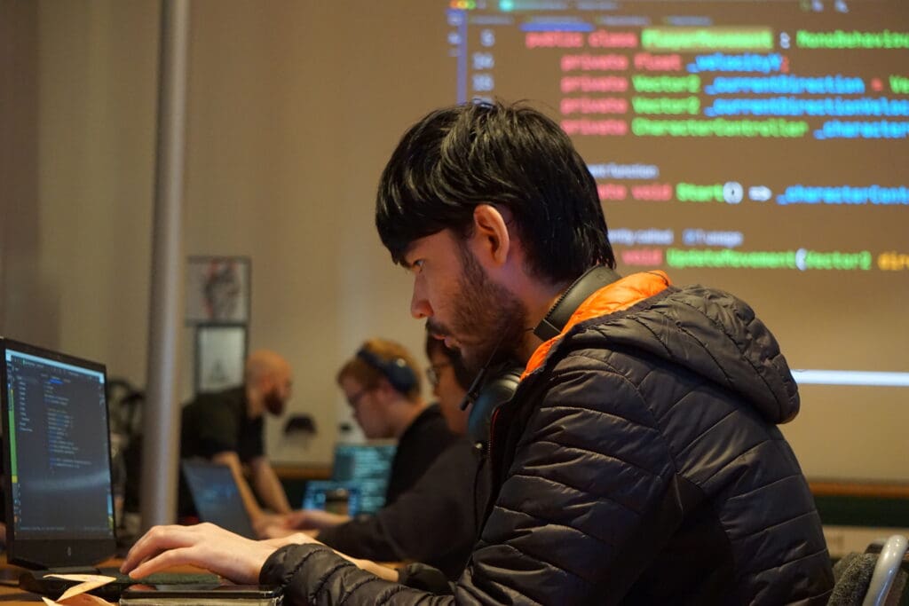 Elev følger programmerings opplegg