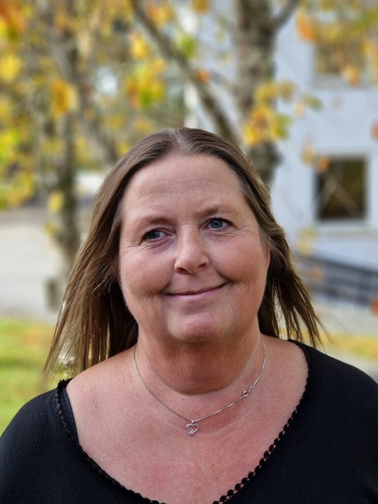 kvinne med halvlangt hår