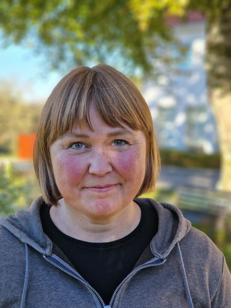 bilete av dame med kort lugg og halvlangt hår