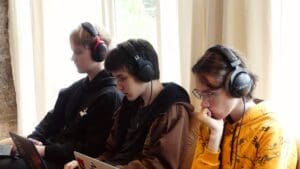 elever med headset jobber sammen