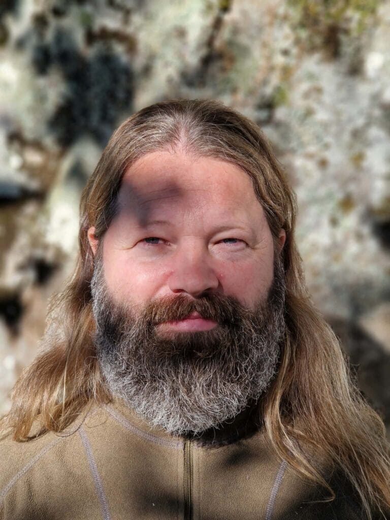 mann med langt hår og helskjegg