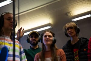 personer står i et lydtudio