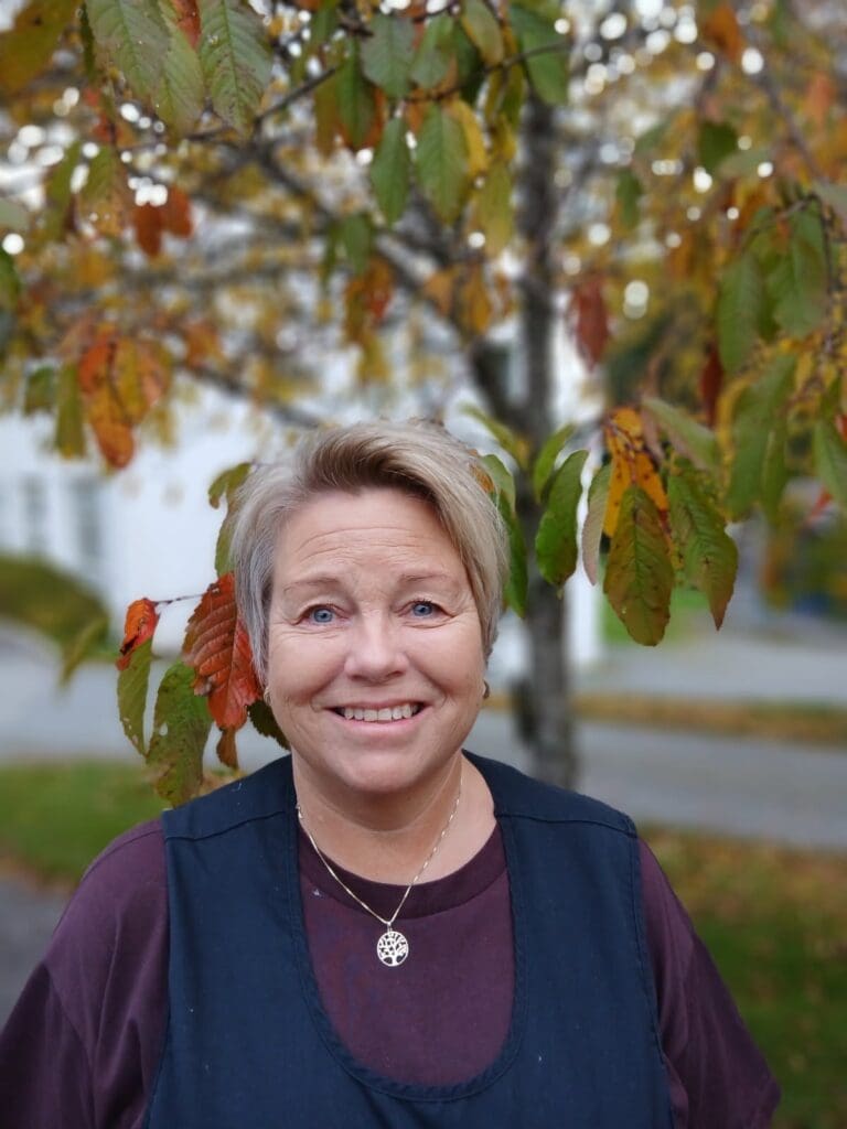 Kvinne med lyst kort hår, overall