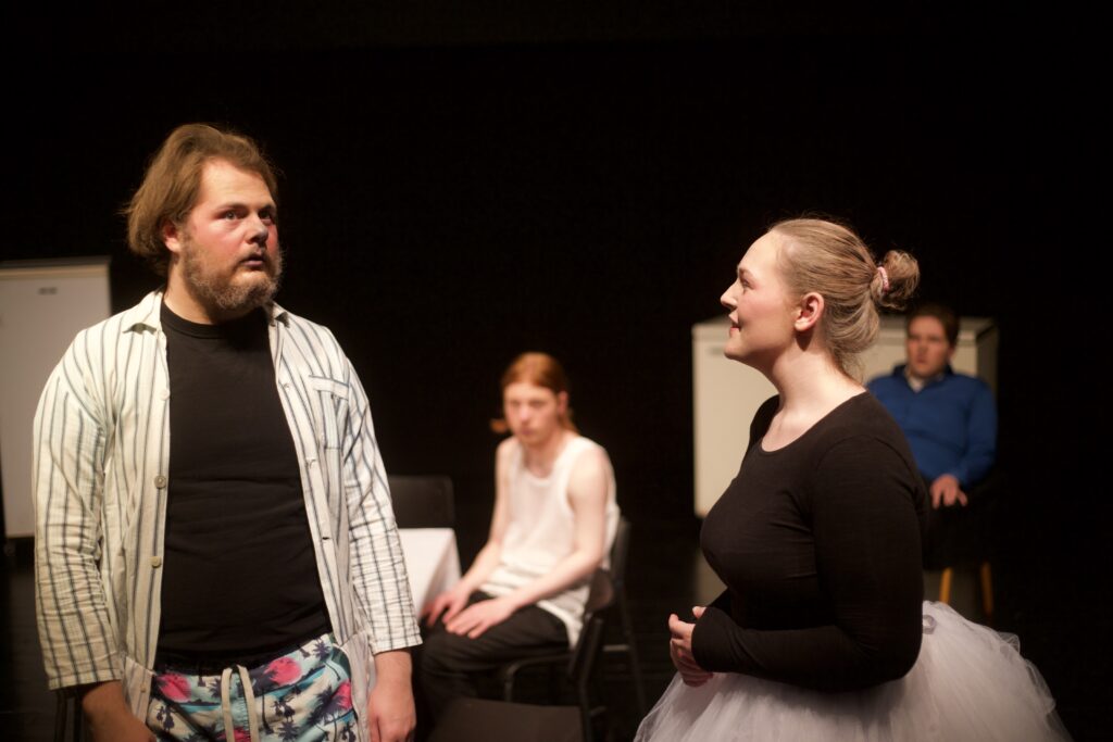 en scene der to mennesker snakker sammen , flere andre på scenen