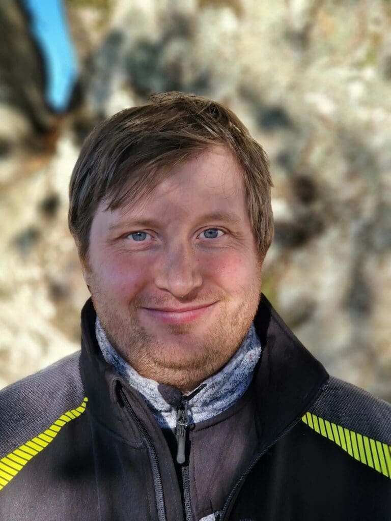Bilete av mann med grå jakke og kort brunlig hår
